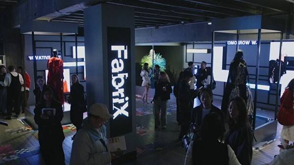 装周2025策展多感官时装展览开元棋牌FabriX在巴黎时(图2)