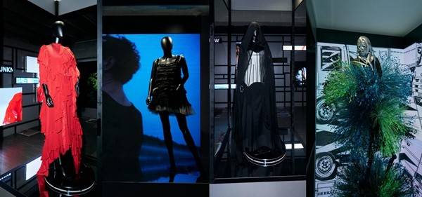 装周2025策展多感官时装展览开元棋牌F